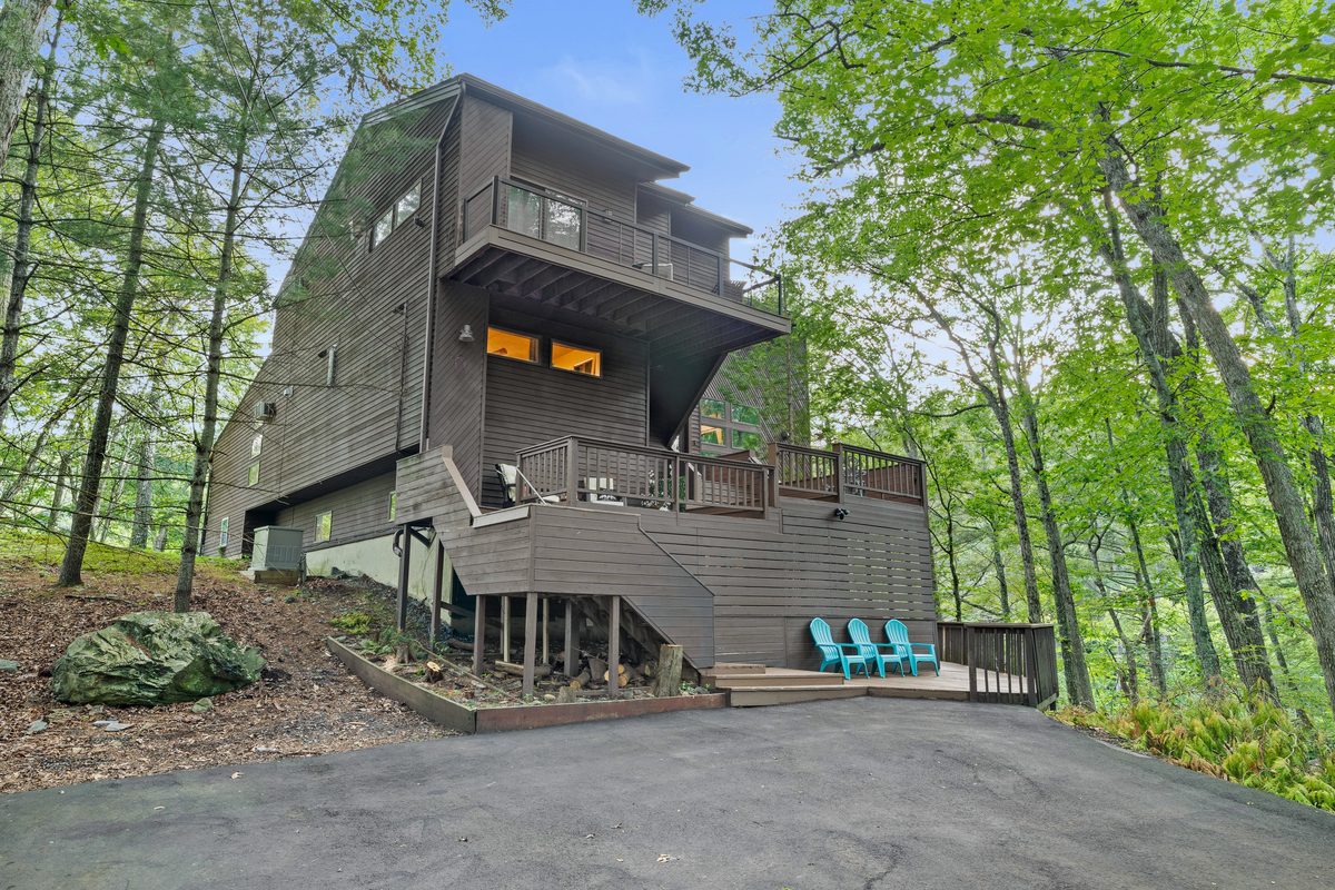 Driveway and arrival area at Waterfall Wonder.